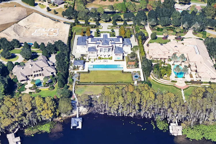 Uma mansão de aproximadamente 2.230 metros quadrados, ao centro, perto de Orlando, que foi comprada pelo pai de Vorcaro.