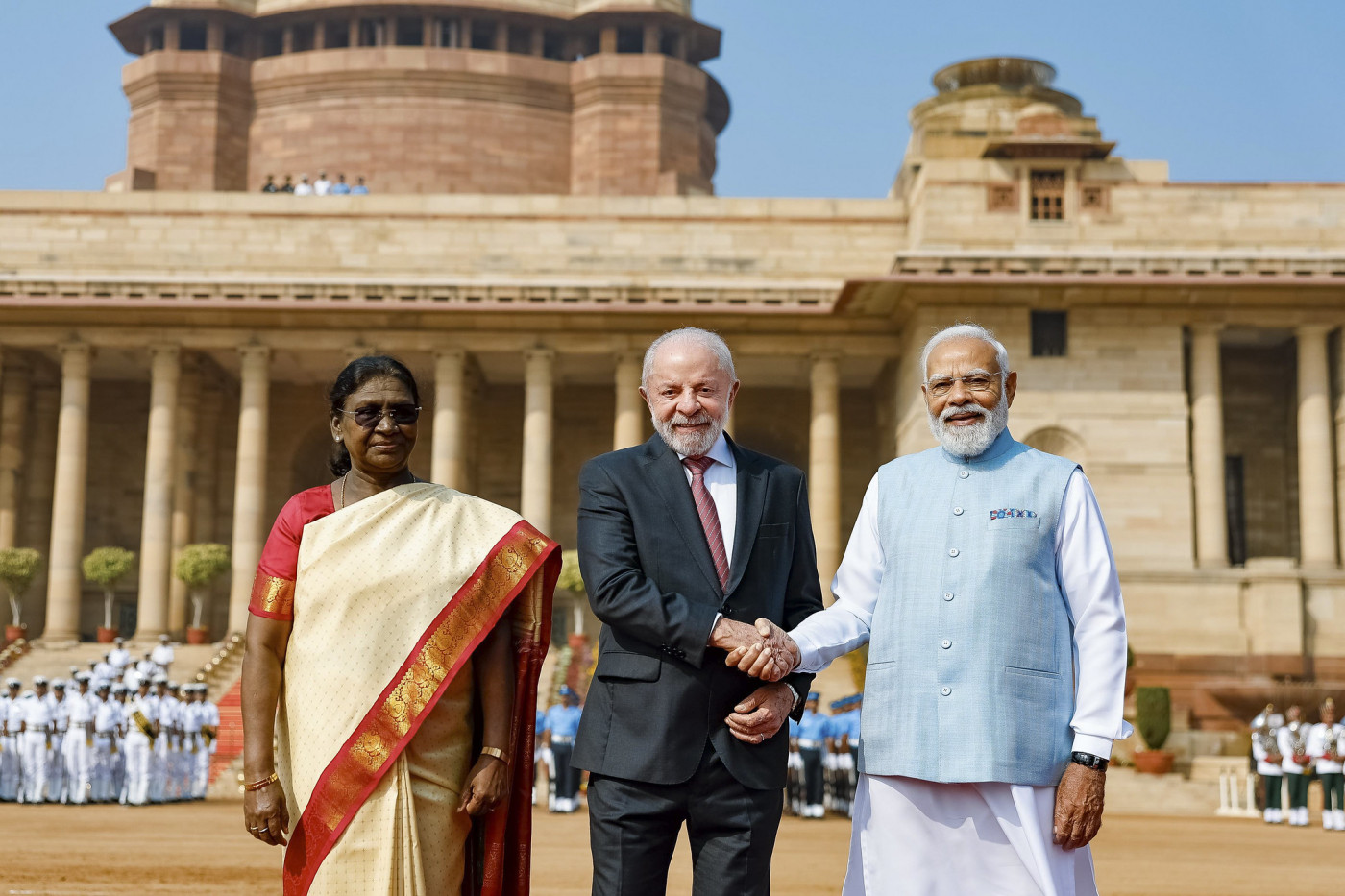 21.02.2026 - Cerimônia oficial de boas-vindas 21.02.2026 - Presidente da República, Luiz Inácio Lula da Silva, durante cerimônia oficial de boas-vindas no Palácio Presidencial (Rashtrapati Bhawan) com o Primeiro-Ministro da República da Índia, Narendra Modi e a Presidenta da República da Índia, Senhora Droupadi Murmu. Nova Delhi — Índia Foto: Ricardo Stuckert / PR