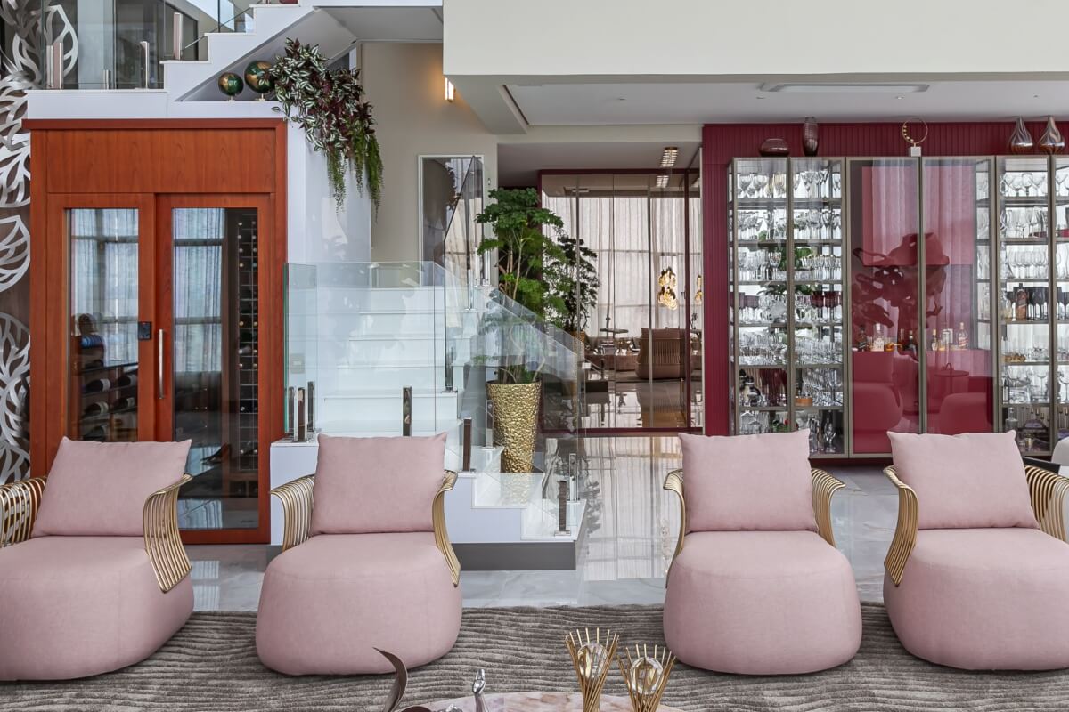 O bar integrado à cristaleira organiza as bebidas e valoriza a área social 