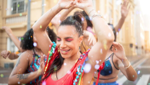 Carnaval sem perrengue: a lista de ouro do que levar na bolsa para não passar sufoco no bloco