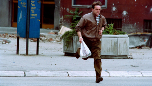 Homem foge de snipers em Sarajevo durante cerco na Bósnia, em 1992