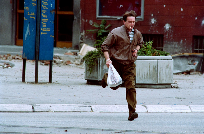 Homem foge de snipers em Sarajevo durante cerco na Bósnia, em 1992