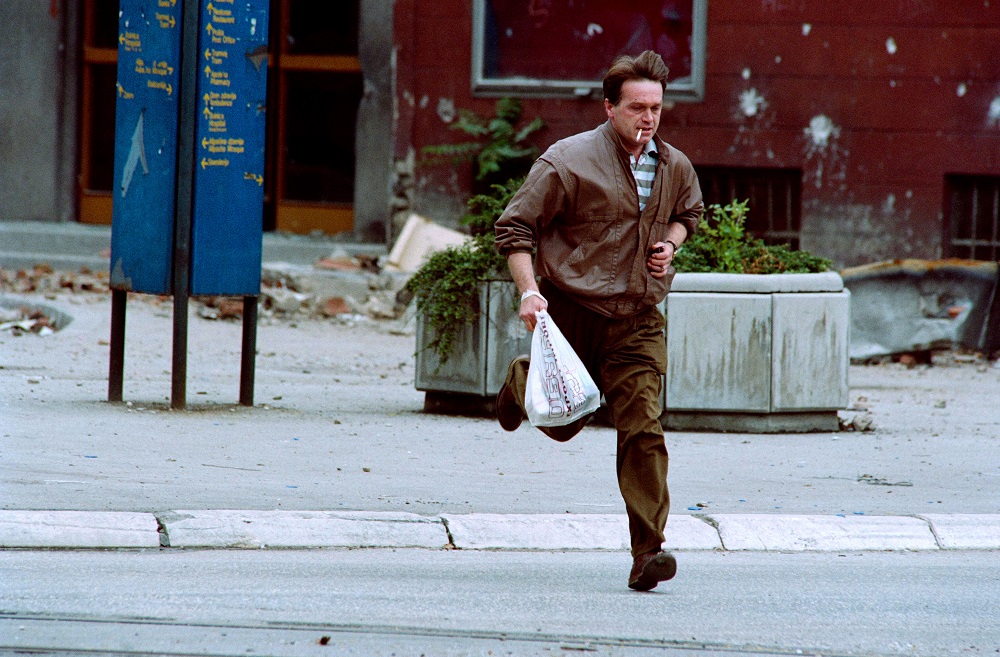 Homem foge de snipers em Sarajevo durante cerco na Bósnia, em 1992
