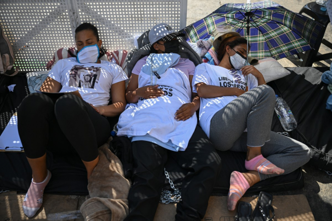 Familiares de presos políticos na Venezuela deitados no chão