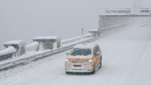 Um táxi amarelo atravessa a ponte do Brooklyn durante uma tempestade de inverno na cidade de Nova York em 23 de fevereiro de 2026.