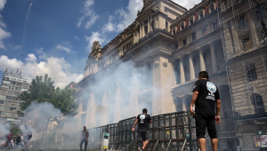 Servidores da Justiça do Trabalho soltam rojões durante um protesto contra a reforma trabalhista promovida pelo presidente da Argentina, Javier Milei, em frente ao tribunal em Buenos Aires, em 24 de fevereiro de 2026