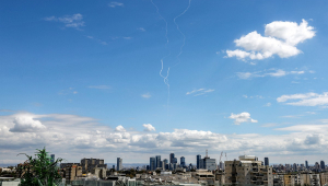 Rastros de foguetes do sistema de defesa antimísseis Iron Dome (Domo de Ferro) de Israel são vistos sobre Tel Aviv