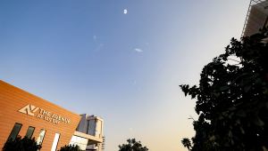 Fumaça de uma relatada interceptação de foguete é vista no céu sobre Abu Dhabi em 28 de fevereiro de 2026.