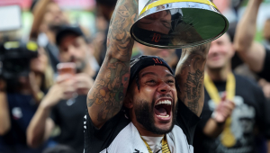 Memphis ccarega taça da Supercopa do Brasil