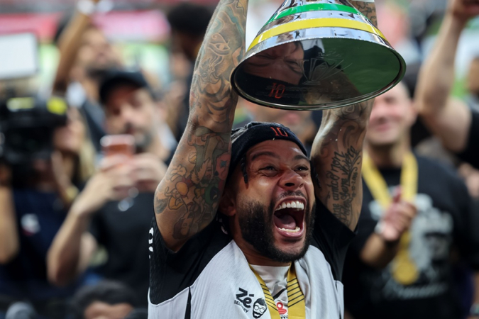 Memphis ccarega taça da Supercopa do Brasil