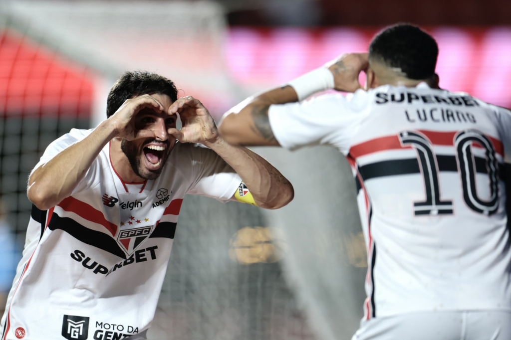 São Paulo vence Grêmio por 2 a 0 e vira líder provisório do Brasileirão