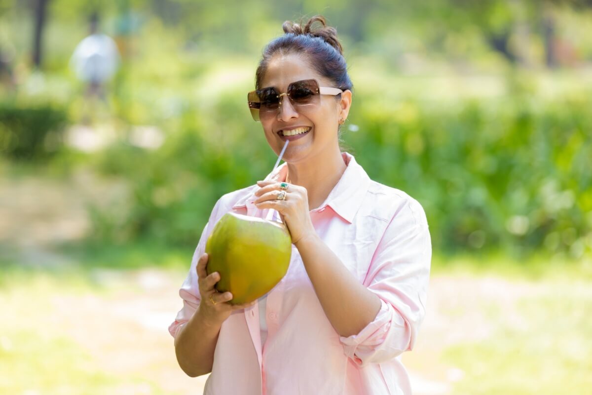 A bebida reúne eletrólitos importantes, tem baixo valor calórico e contribui para a hidratação do organismo, especialmente em dias quentes 