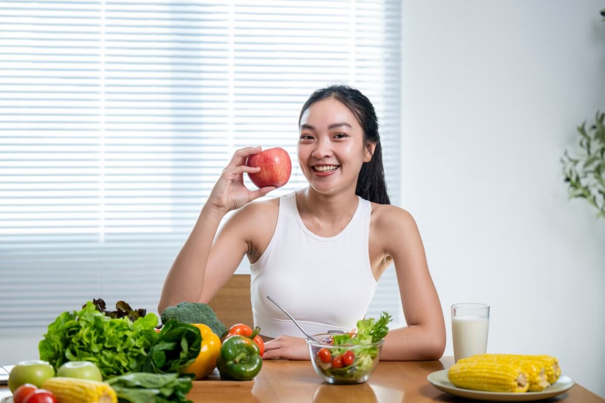 Alimentação leve e hidratação adequada são essenciais para atravessar o verão com mais saúde e disposição 