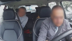 Assaltante tenta roubar celular de vítima dentro do carro