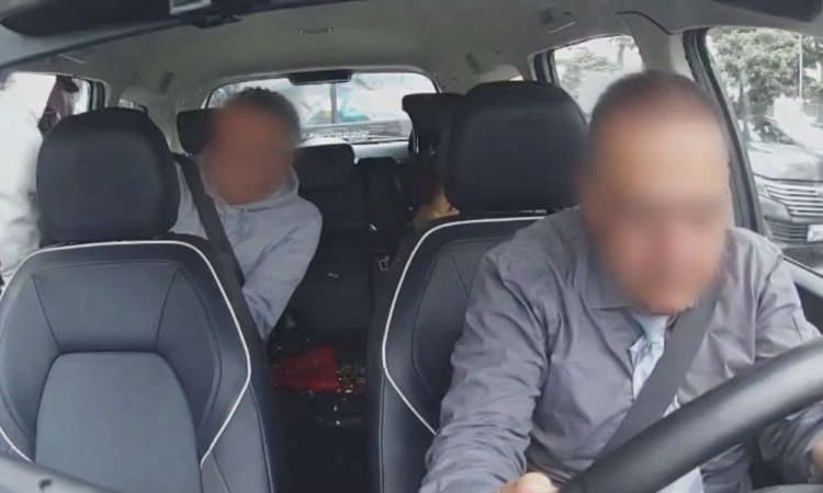 Assaltante tenta roubar celular de vítima dentro do carro