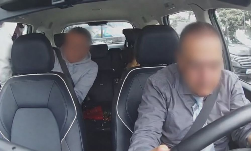 Assaltante tenta roubar celular de vítima dentro do carro