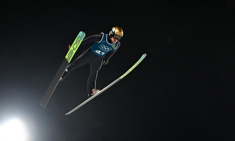 Trapaça aerodinâmica? saltadores de esqui aumentam pênis para melhorar desempenho