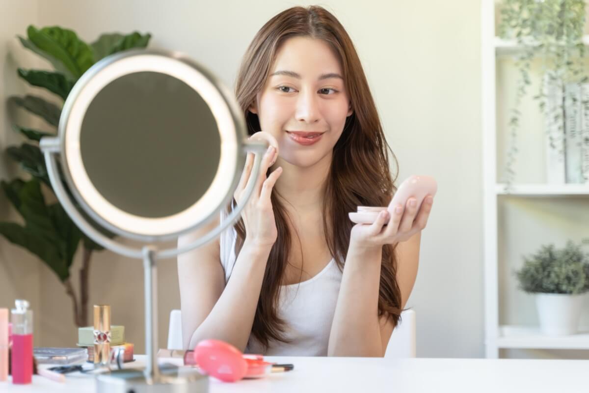 Diante de altas temperaturas, aumento da oleosidade e incidência direta de sol, aplicar cada item na ordem certa garante melhor desempenho da maquiagem 