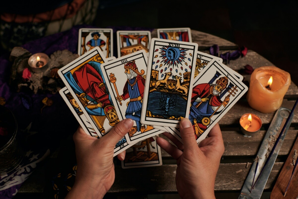 Baralho cigano e tarot: entenda quais são as diferenças entre eles