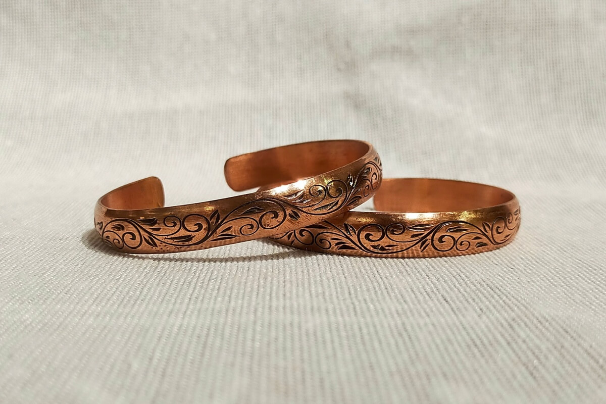 O bracelete de cobre é visto como um elemento de conexão entre indivíduo e ambiente 
