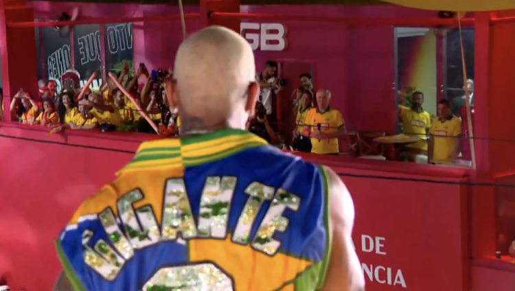 Léo Santana fala com Carlo Ancelotti durante o Carnaval de Salvador