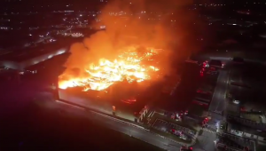 Incêndio destrói galpão na Grande São Paulo; veja vídeos