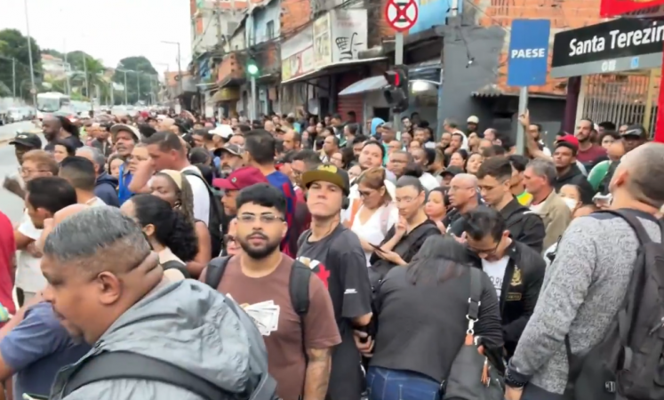 Grupo de pessoas aguarda ônibus após falha na Linha 8-Diamante