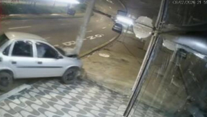 Carro que derruba criança bate em poste em seguida