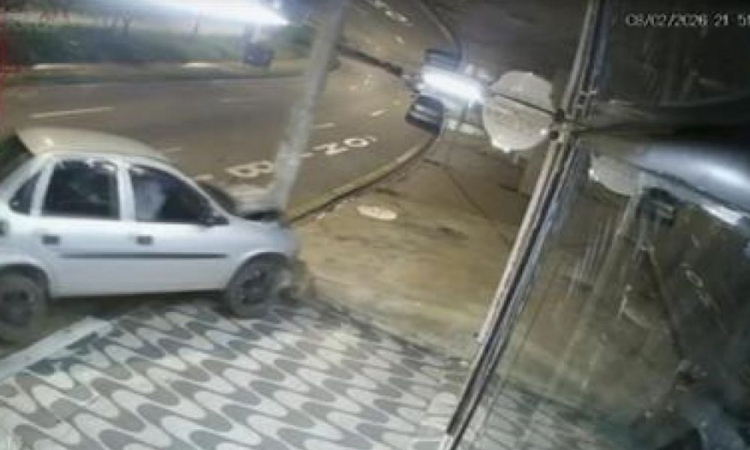 Carro que derruba criança bate em poste em seguida