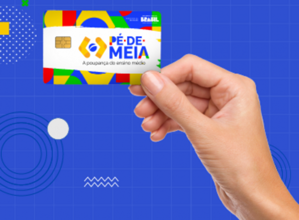 Card promocional mostra mão segurando cartão do programa Pé-de-Meia