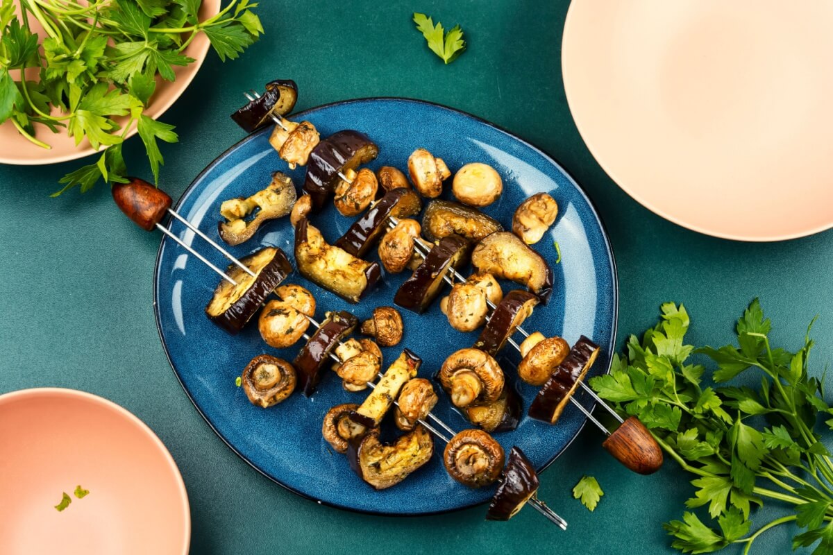 Espetinho de cogumelo e berinjela 