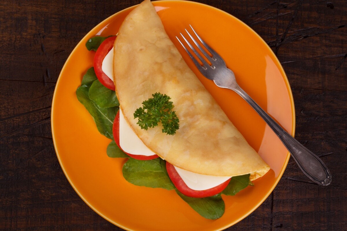 Crepioca recheada com tomate, rúcula e queijo 