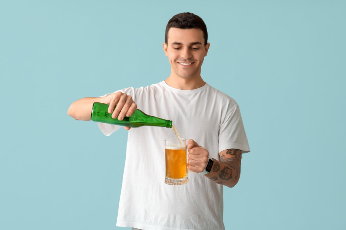 É possível evitar a ressaca intensa com algumas orientações práticas 