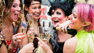 Grupo de mulheres celebram o carnaval brindando