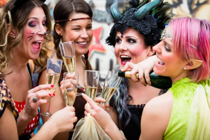 Grupo de mulheres celebram o carnaval brindando