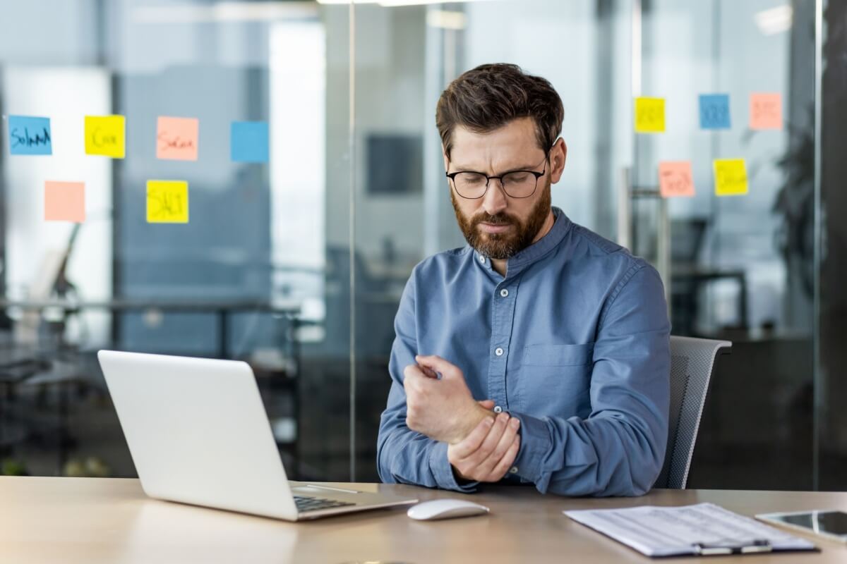 LER/DORT se constroem na repetição de movimentos, nas posturas inadequadas e na sobrecarga constante 