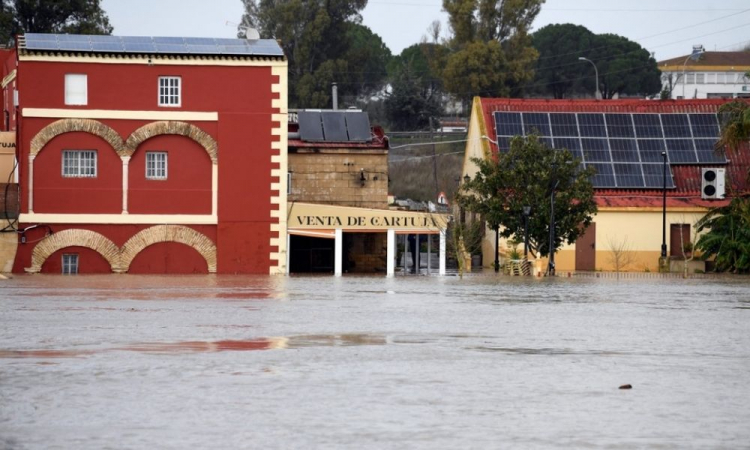Tempestade Leonardo deixa deslocados, mortos e desaparecidos na Espanha e Portugal