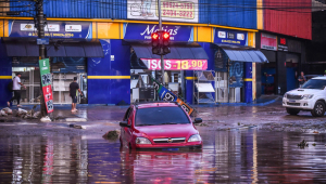 Enchente em Guarulhos arrasta mulher e deixa pessoas ilhadas