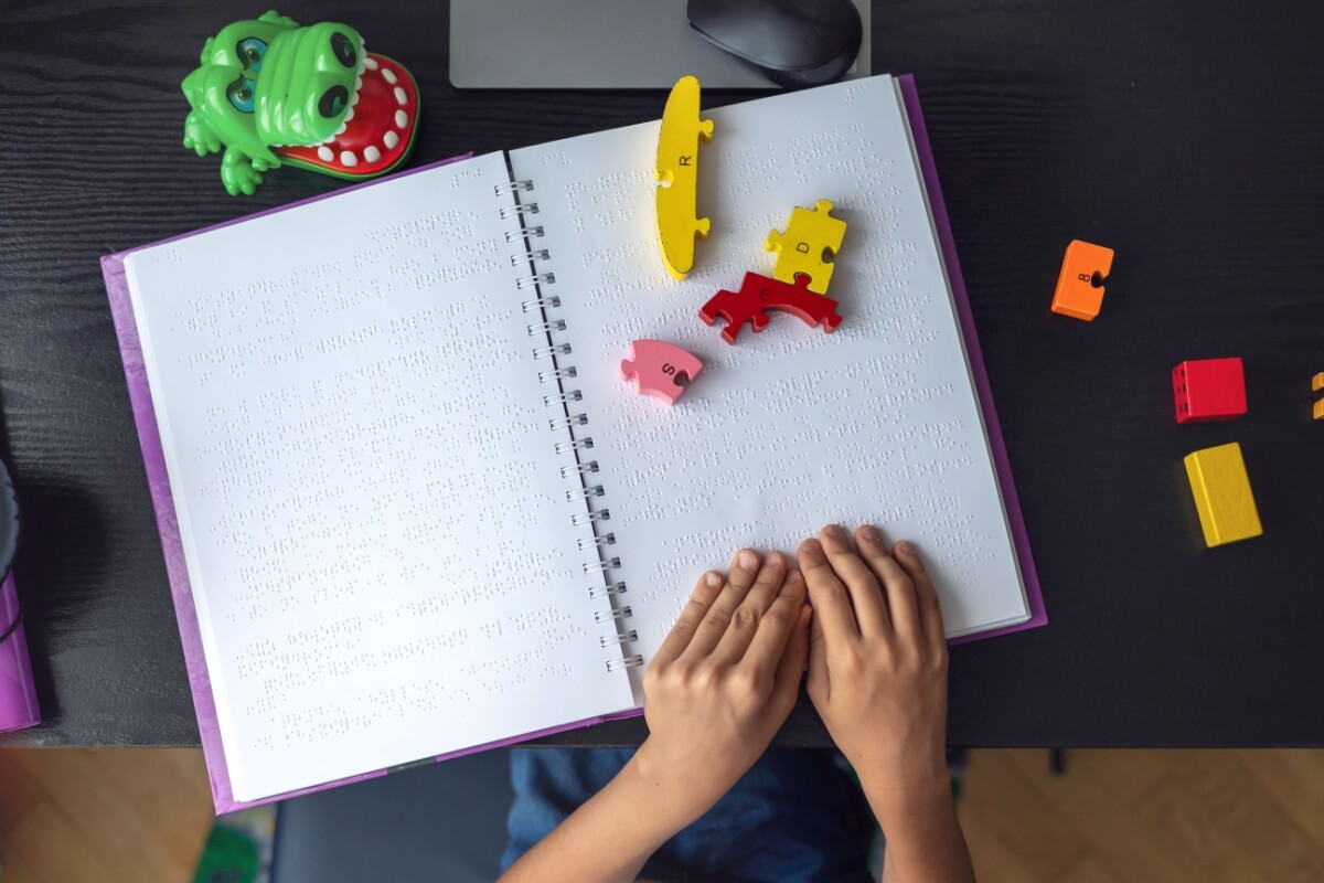 A ausência dos materiais adequados amplia desigualdades e impõe barreiras às crianças com deficiência visual 