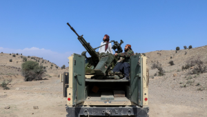 Membros das forças de segurança do Talibã, com uma metralhadora antiaérea, vigiam possíveis ataques aéreos paquistaneses perto da Linha Durand