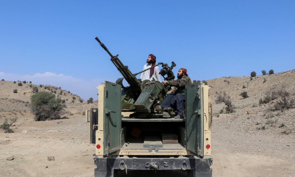 Membros das forças de segurança do Talibã, com uma metralhadora antiaérea, vigiam possíveis ataques aéreos paquistaneses perto da Linha Durand