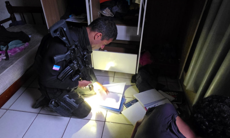 Polícia Civil do ES durante a 'Operação Desconectado', que apreendeu um adolescente de 16 anos, suspeito de liderar um grupo criminoso nas redes sociais