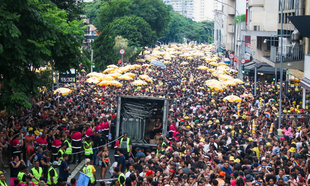 Foliões acompanham o desfile do bloco Acadêmicos do Baixo Augusta, na Rua da Consolação