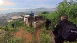 Polícia do RJ durante operação no RJ contra envolvidos em estupro coletivo contra adolescente