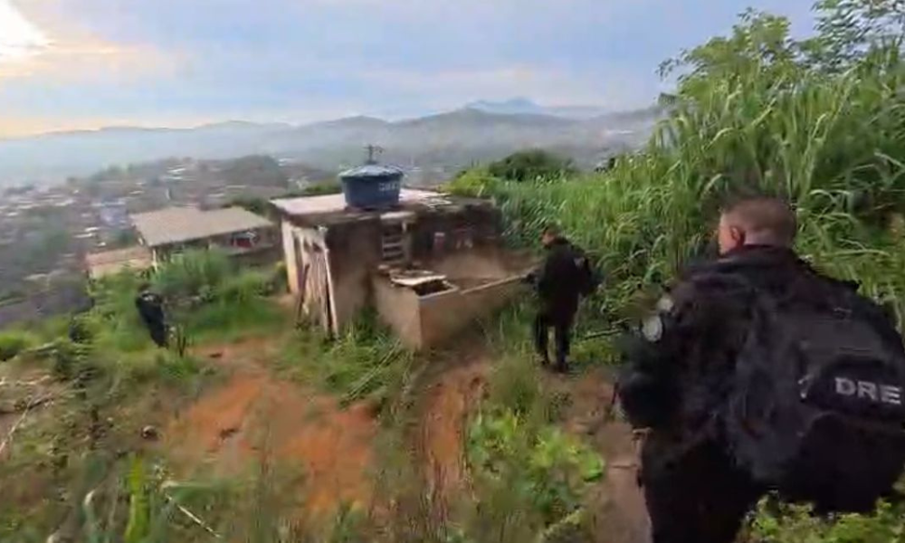 Polícia do RJ durante operação no RJ contra envolvidos em estupro coletivo contra adolescente