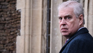 Ex-príncipe Andrew foi preso na quinta-feira (19), e prisão abre dúvidas sobre seu futuro