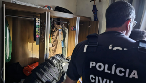Polícia Civil do ES durante a 'Operação Desconectado', que apreendeu um adolescente de 16 anos, suspeito de liderar um grupo criminoso nas redes sociais