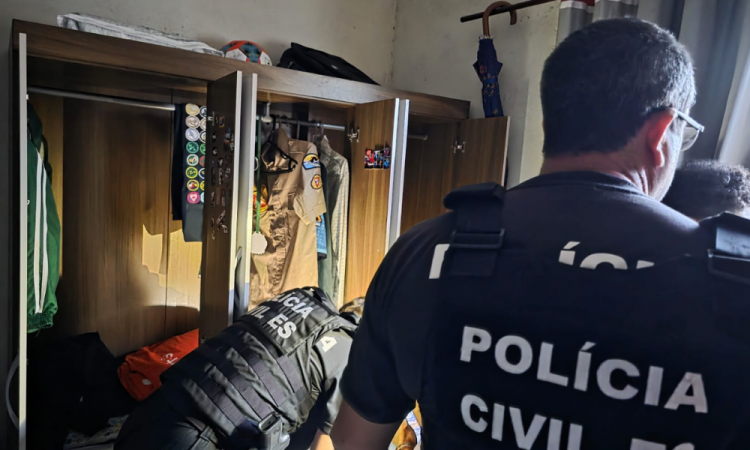 Polícia Civil do ES durante a 'Operação Desconectado', que apreendeu um adolescente de 16 anos, suspeito de liderar um grupo criminoso nas redes sociais