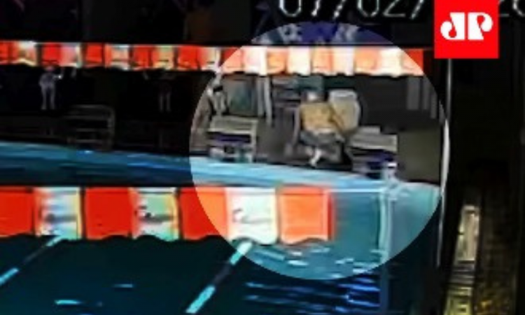 Vídeo de câmeras de monitoramento registra a professora Juliana Faustino Bassetto, de 27 anos, passando mal ainda na área da piscina