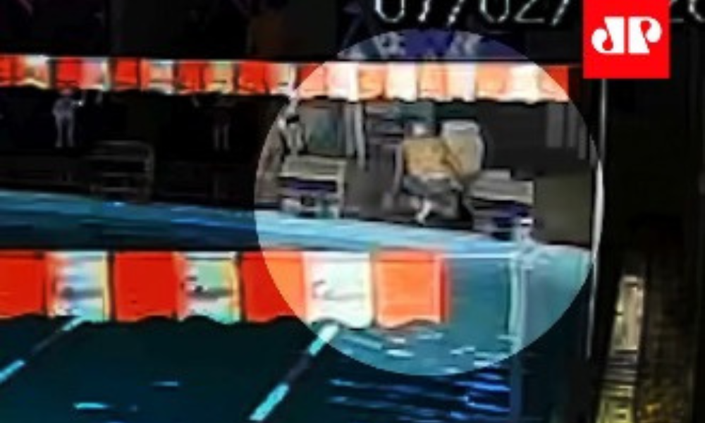 Vídeo de câmeras de monitoramento registra a professora Juliana Faustino Bassetto, de 27 anos, passando mal ainda na área da piscina